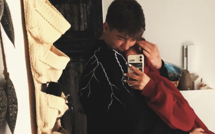 Para młodych ludzi robiących selfie w lustrze.