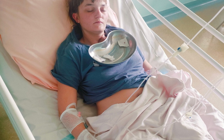 Kobieta leżąca w szpitalu, z misą na brzuchu.