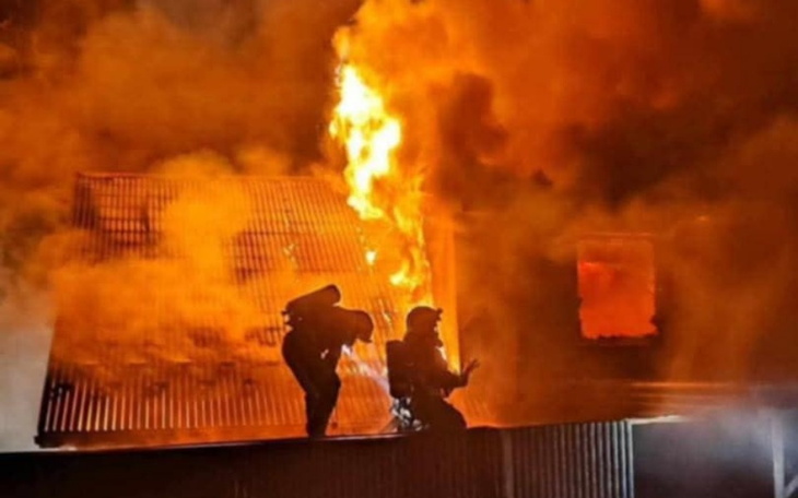 Pożar budynku, strażacy w akcji, ogień i dym.