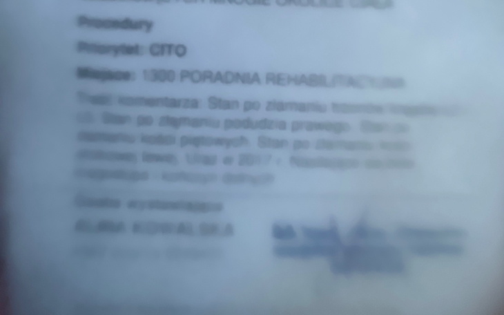 Rozmyty dokument z informacjami medycznymi.