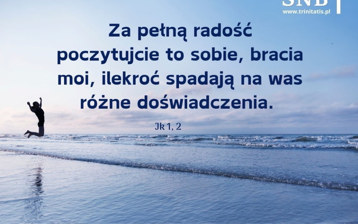 Osoba skacząca radośnie na tle morza.
