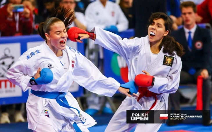 Zawodniczki karate w akcji, walczące na zawodach.