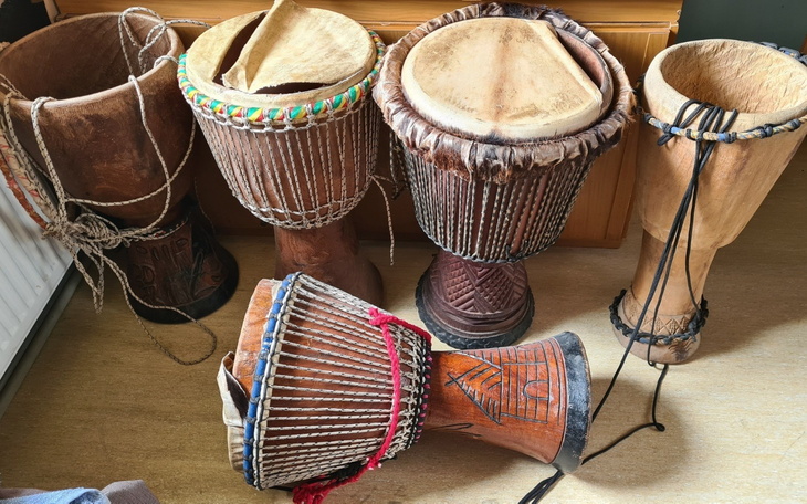 Różnorodne bębny w różnych kształtach i rozmiarach.