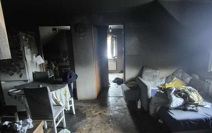 Zniszczone wnętrze po pożarze, z widocznymi śladami dymu.