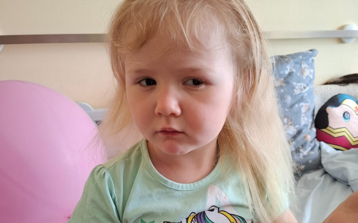 Mała dziewczynka z niezadowoloną miną.