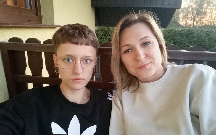 Dwie kobiety na tarasie, chwile relaksu.