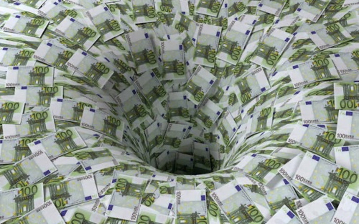 Wnętrze studni wypełnione banknotami euro.