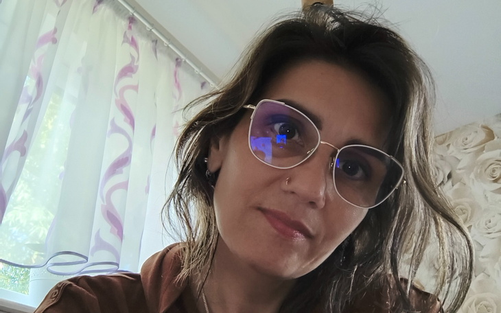 Kobieta w okularach przeciwsłonecznych robi selfie w domu.