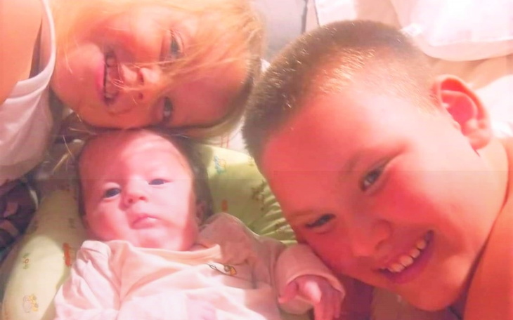 Trójka dzieci bawiących się razem, uśmiechnięte i szczęśliwe.