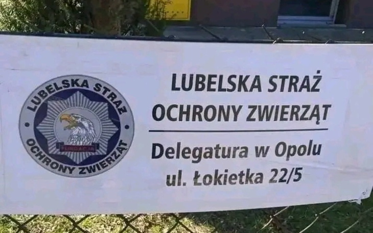 Tablica informacyjna Lubelskiej Straży Ochrony Zwierząt.