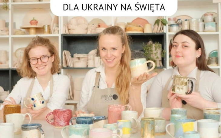 Trzy kobiety trzymają kubki, w tle ceramika.