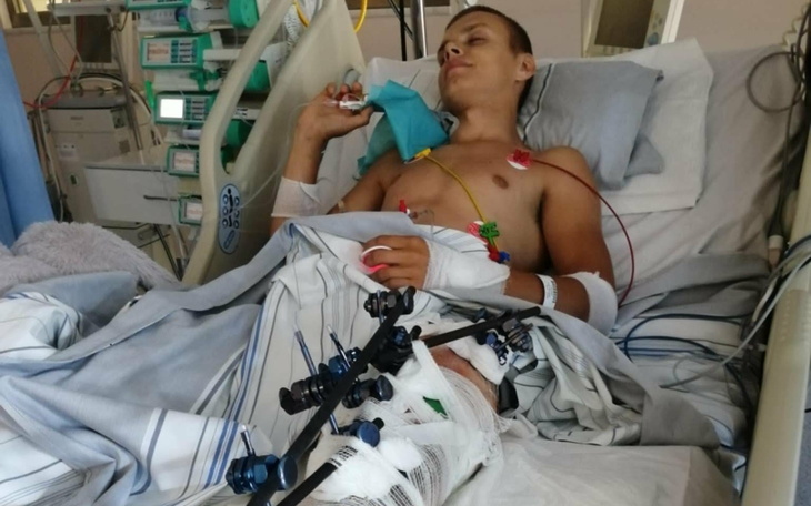 Młody mężczyzna w szpitalu, z rurkami medycznymi.