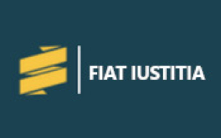 Logo z napisem 'FIAT IUSTITIA' na ciemnym tle.