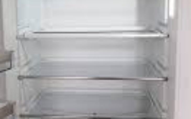 Pusty wnętrze lodówki, bez jedzenia.