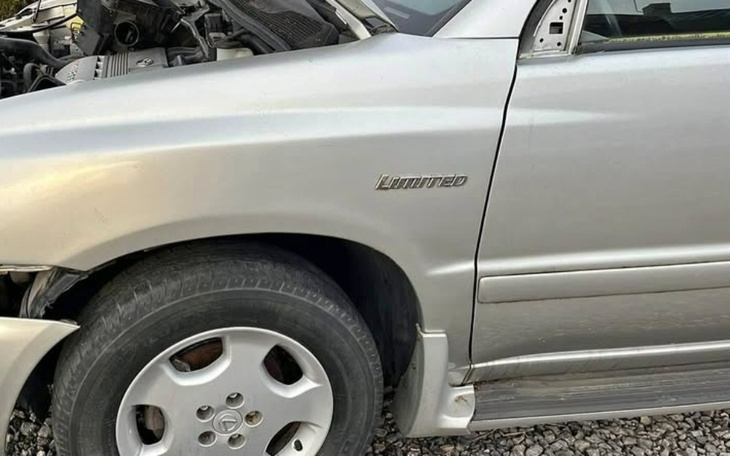 Uszkodzony samochód na parkingu.