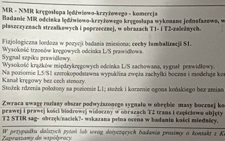 Trzy szczeniaki jedzą z miski na zewnątrz.