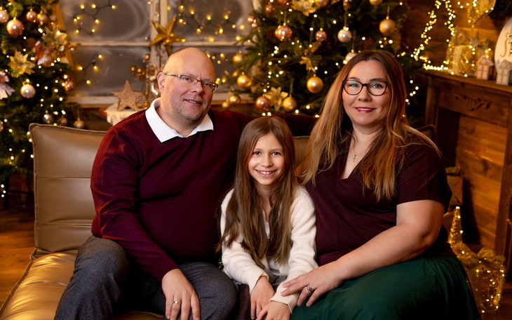 Rodzina pozująca na tle świątecznych dekoracji.