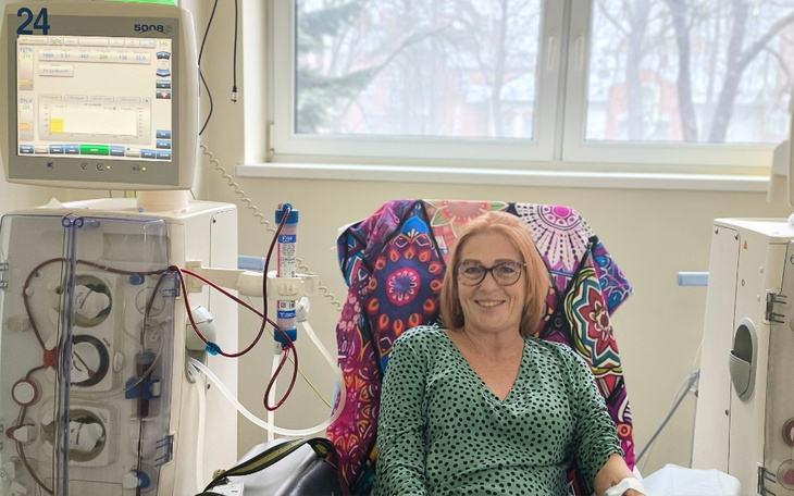 Kobieta w szpitalu, uśmiechająca się podczas dializ.