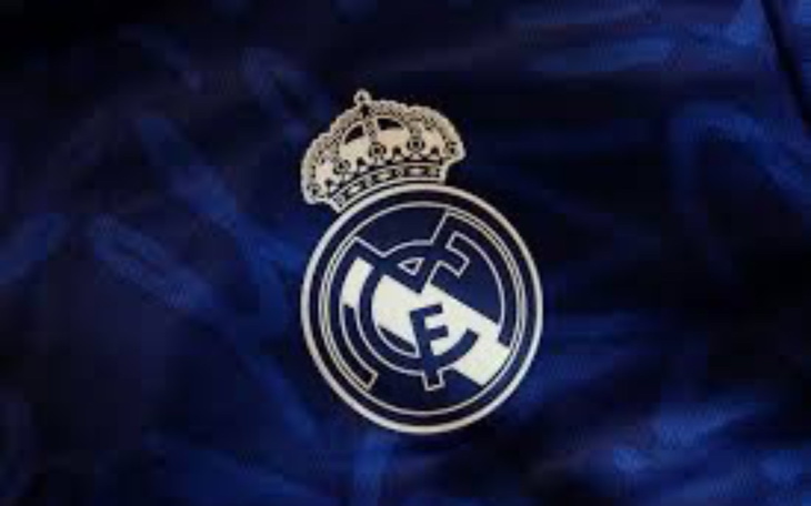 Logo Real Madryt na niebieskim tle.