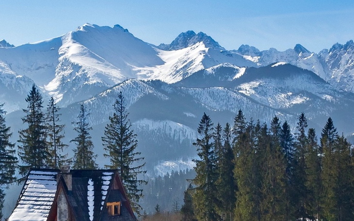 Widok na górski krajobraz z ośnieżonymi szczytami.