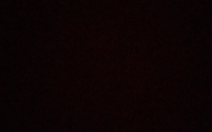 Ciemne zdjęcie, prawie całkowicie czarne tło.