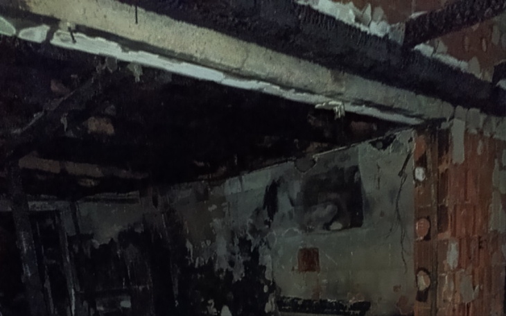 Zniszczone wnętrze budynku po pożarze.