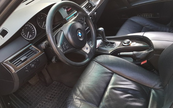 Wnętrze samochodu BMW, z czarną skórzaną tapicerką.