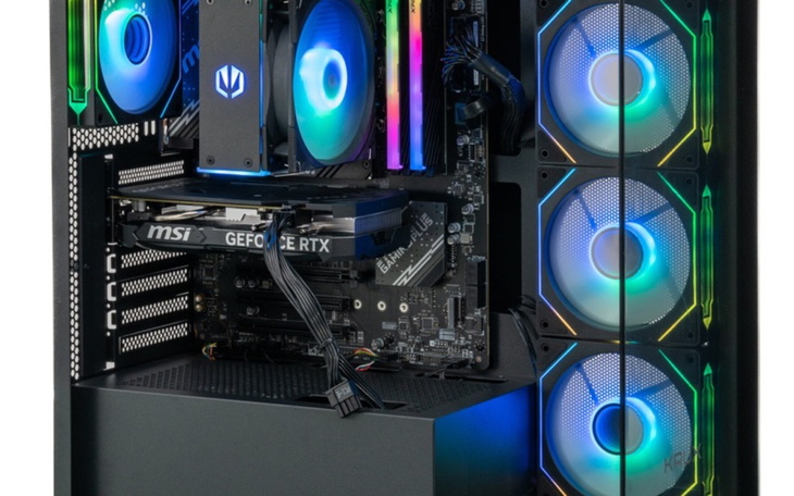Nowoczesna obudowa komputera z podświetleniem RGB i wydajnymi podzespołami.