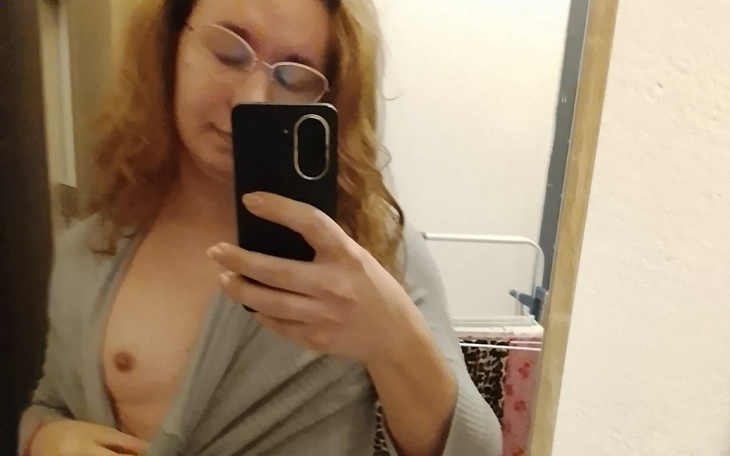 Kobieta robiąca selfie, w swobodnej pozie.