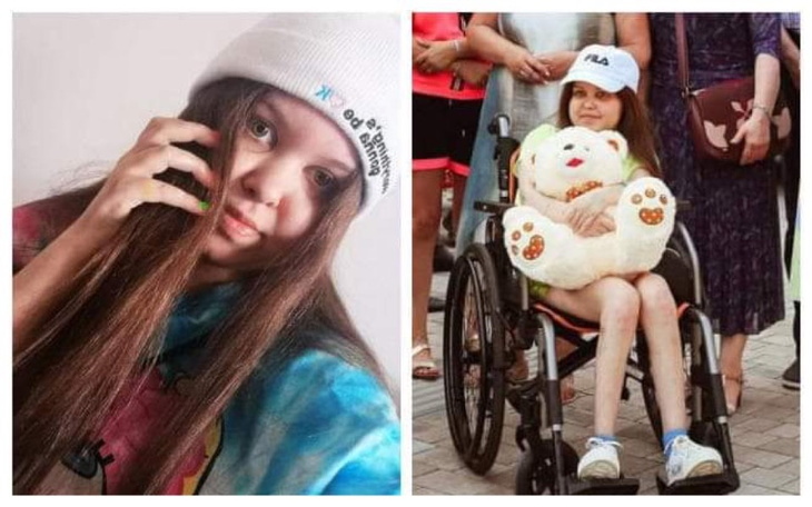 Dziewczyna w wózku inwalidzkim z pluszowym misiem.