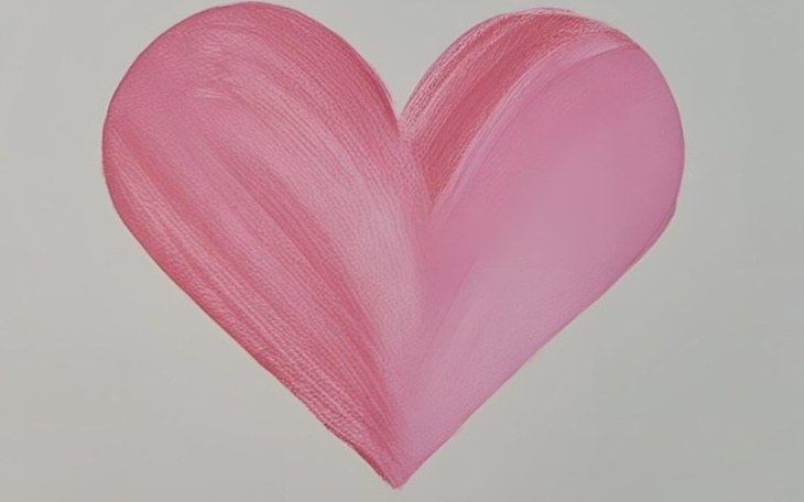 Różowe serce namalowane na tle, symbolizujące miłość i przyjaźń.