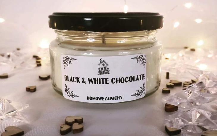 Świeca zapachowa o smaku czekolady białej i ciemnej.