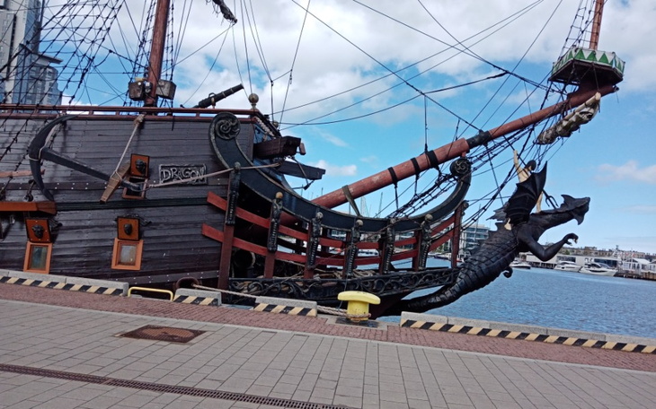 Statek piracki w porcie, z detalami na dziobie.