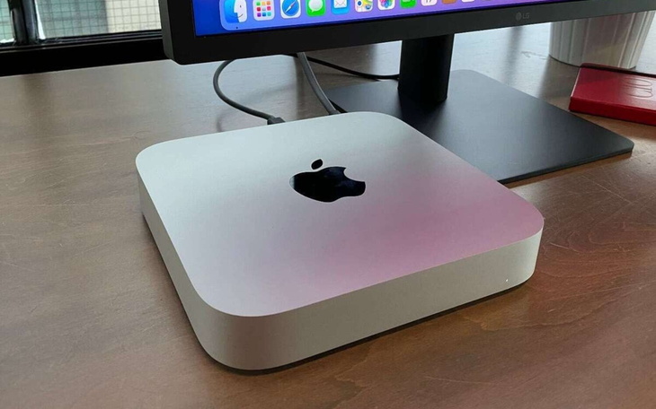Komputer Apple Mac mini na biurku.