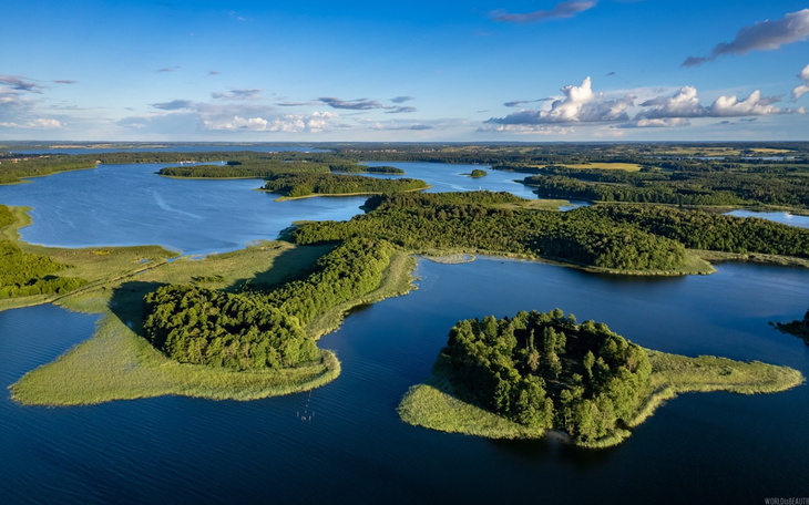Malowniczy widok na jeziora i wyspy otoczone zielenią.