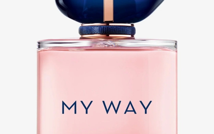 Butelka perfum z napisem 'MY WAY'.