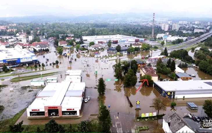 Widok z lotu ptaka na zalane tereny po powodzi.