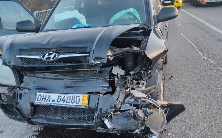 Uszkodzony samochód po wypadku drogowym.