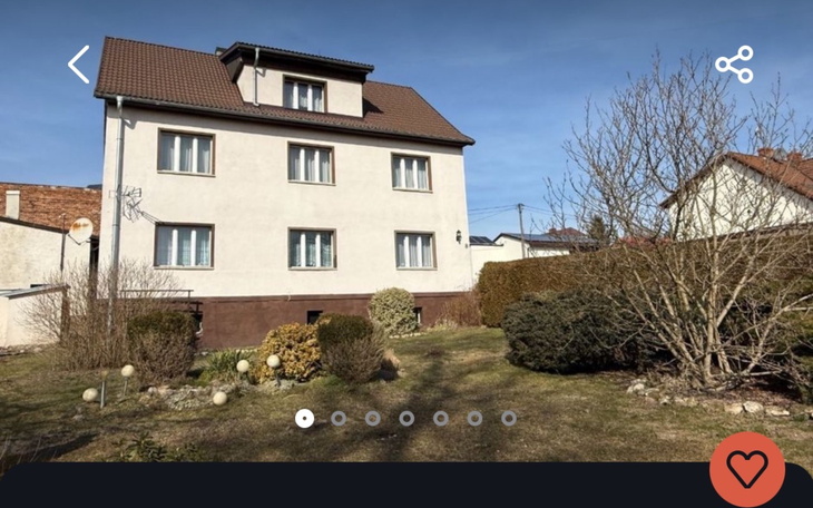 Widok na dom z ogrodem, w słoneczny dzień.