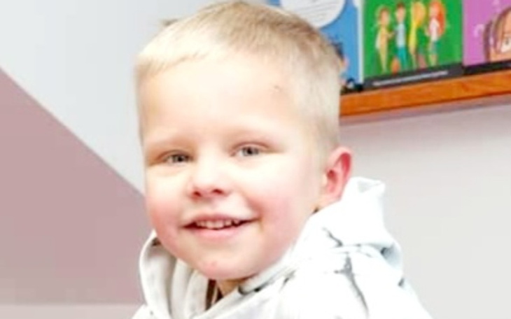 Uśmiechnięty chłopiec w przedszkolu.