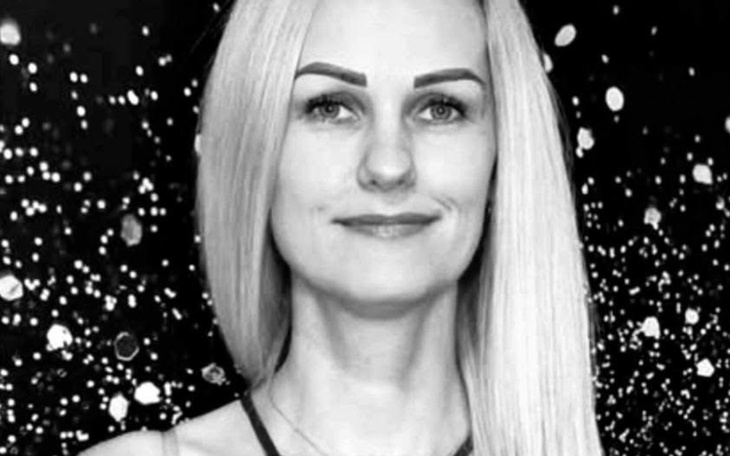 Czarna i biała kobieta na tle błyszczących kropek.