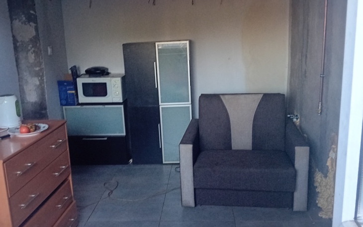 Wnętrze mieszkania z kuchnią i kanapą.