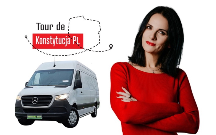 Kobieta w czerwonym swetrze, pozująca obok furgonetki.