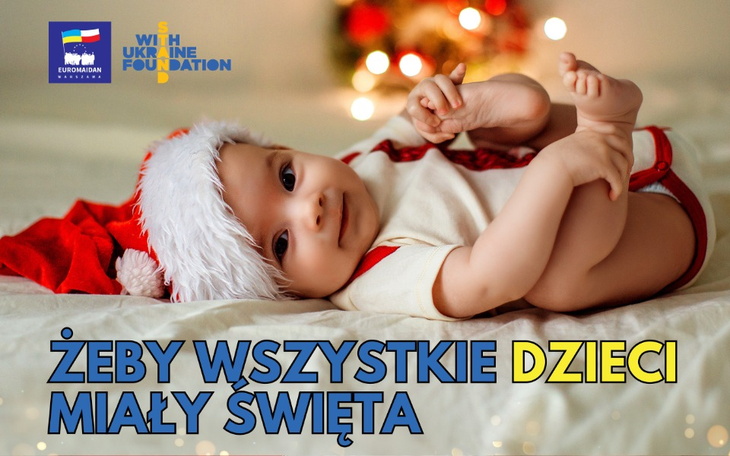 Małe dziecko w świątecznym ubranku, leżące na podłodze.