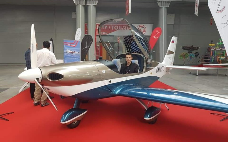 Młody mężczyzna w samolocie na wystawie.