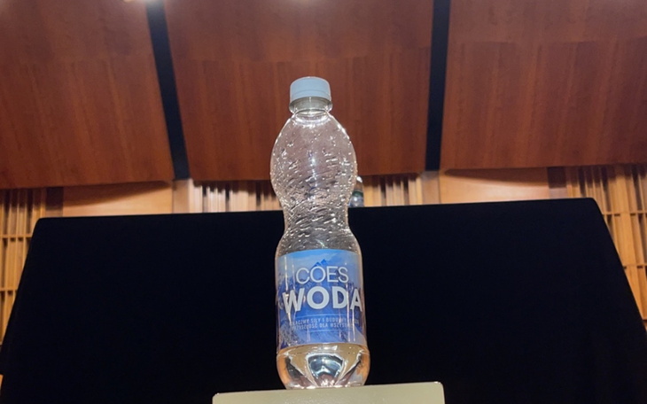Butelka wody mineralnej na podium w sali koncertowej.