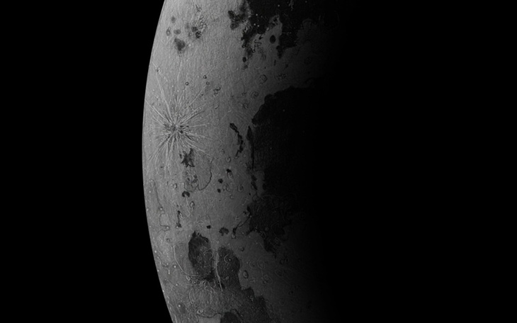 Zdjęcie Księżyca w odcieniach szarości, z widocznymi kraterami.