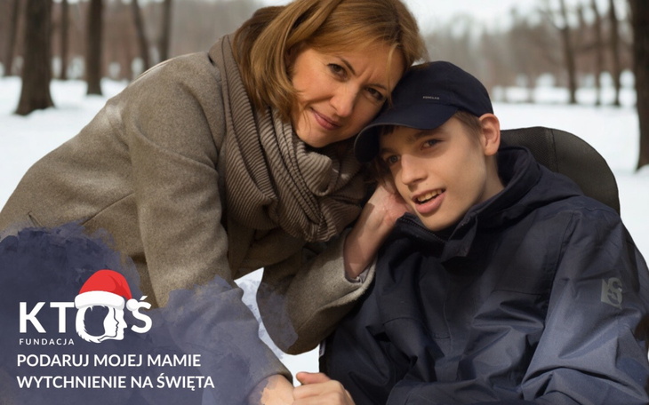 Matka z synem w zimowym otoczeniu, chwile pełne miłości.