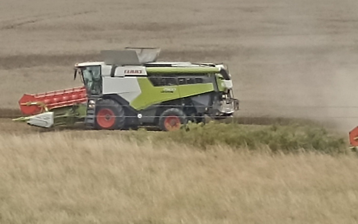 Maszyna rolnicza pracująca na polu.