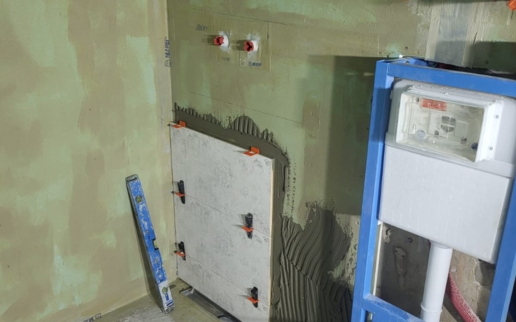 Fragment ściany z płytkami, przygotowany do wykończenia.